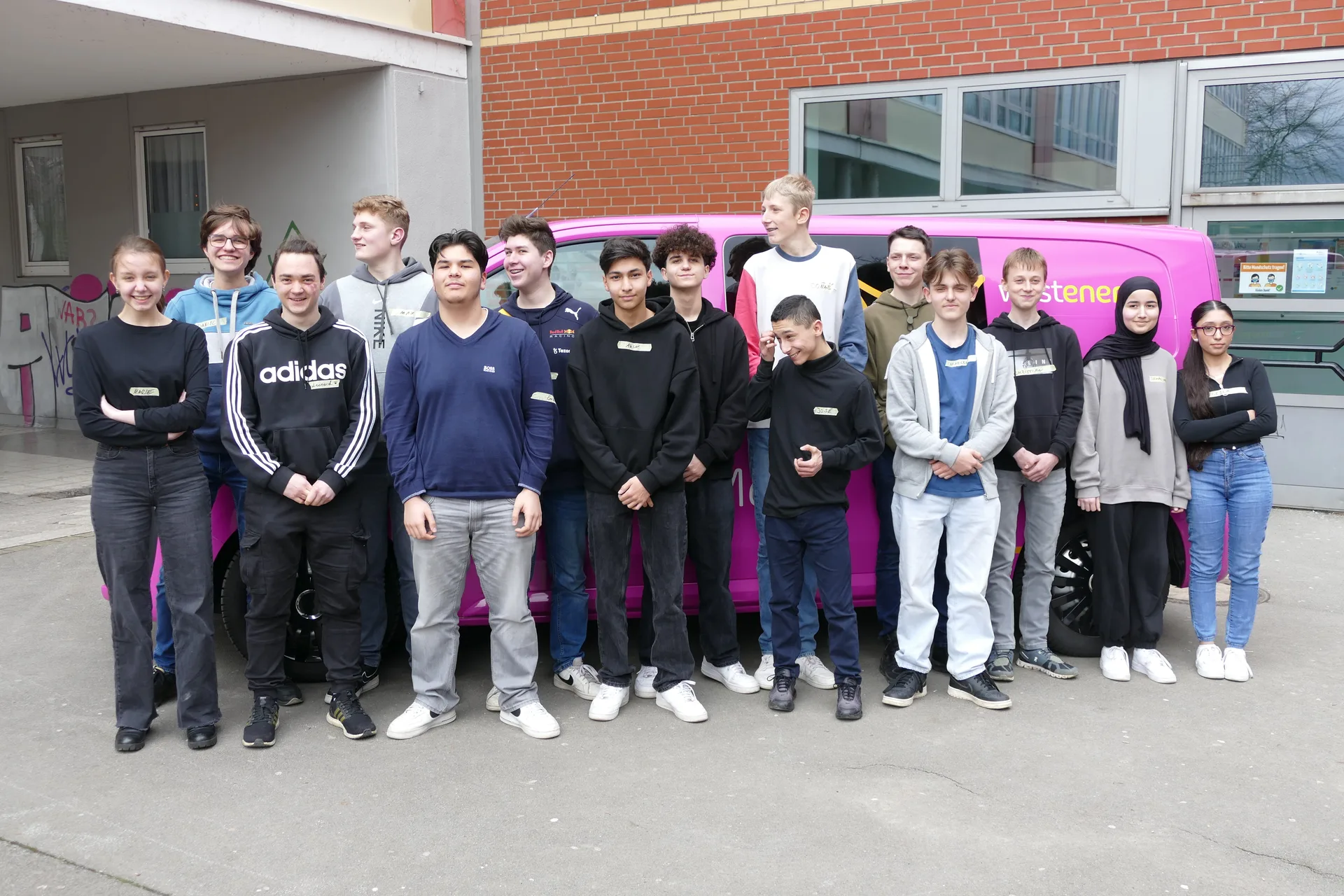 3malE Knowledge Mobile of the BNE Agency NRW measuring the school’s energy consumption.