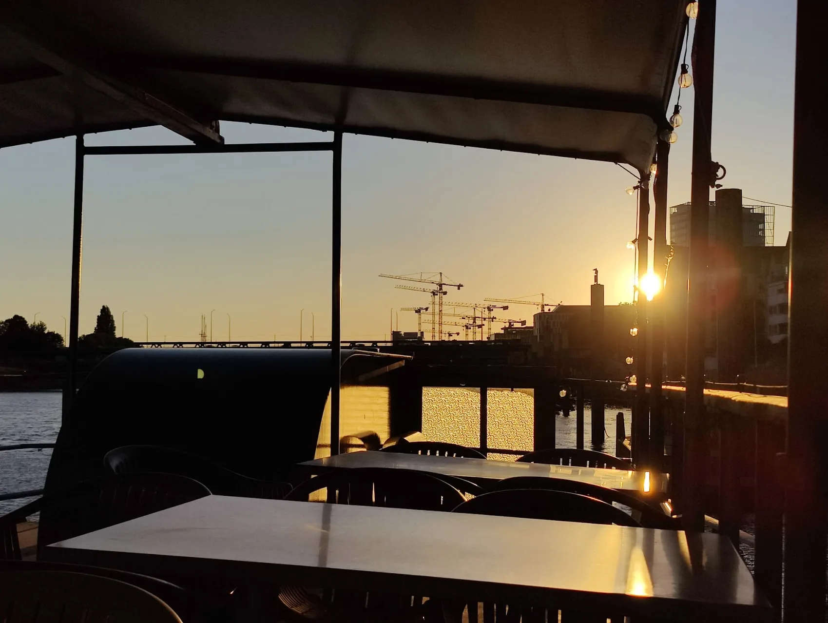 Industrie beim Sonnenuntergang